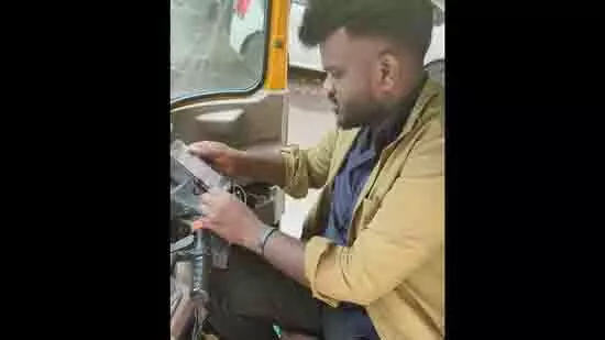 Bengaluru में प्रतीक्षा समय को लेकर ऑटो चालक और महिला यात्री में झड़प Bengaluru में प्रतीक्षा समय को लेकर ऑटो चालक और महिला यात्री में झड़प