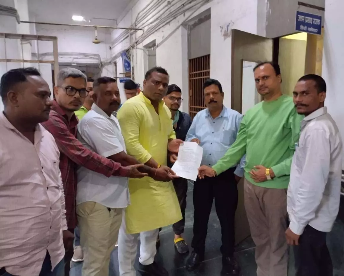 रिहायशी क्षेत्र में शराब भट्टी खोलने के विरोध में कांग्रेस के छाया पार्षद जी. श्रीनिवास ने कलेक्टर को सौंपा ज्ञापन रिहायशी क्षेत्र में शराब भट्टी खोलने के विरोध में कांग्रेस के छाया पार्षद जी. श्रीनिवास ने कलेक्टर को सौंपा ज्ञापन