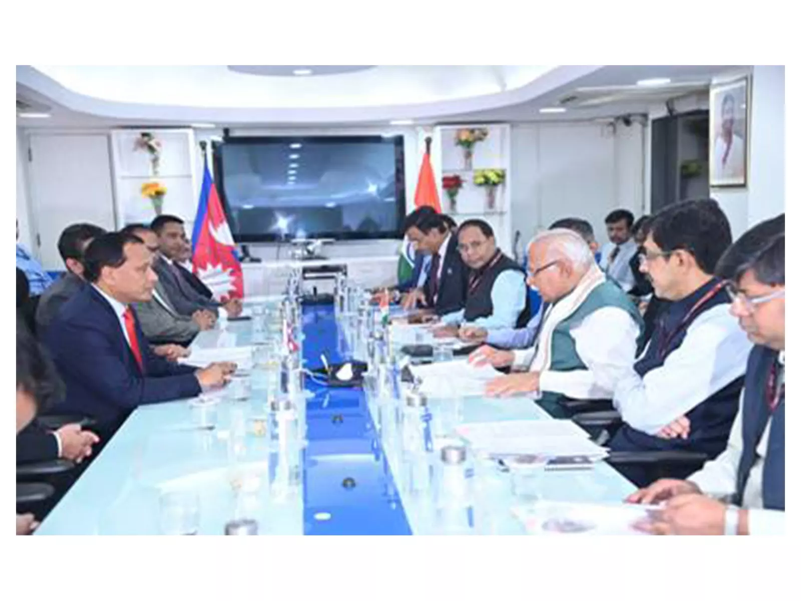 भारत और नेपाल ने सीमा पार ऊर्जा व्यापार को बढ़ावा देने के लिए महत्वपूर्ण विद्युत पारेषण समझौतों पर हस्ताक्षर किए भारत और नेपाल ने सीमा पार ऊर्जा व्यापार को बढ़ावा देने के लिए महत्वपूर्ण विद्युत पारेषण समझौतों पर हस्ताक्षर किए