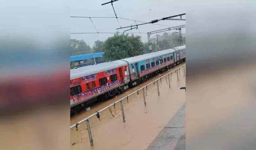 भारी बारिश के कारण गोलकुंडा एक्सप्रेस दोर्नाकल रेलवे स्टेशन पर रुकी भारी बारिश के कारण गोलकुंडा एक्सप्रेस दोर्नाकल रेलवे स्टेशन पर रुकी