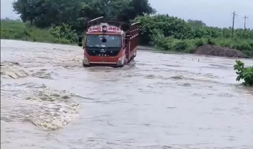 Khammam जिले के निम्मावागु में डीसीएम बह गई Khammam जिले के निम्मावागु में डीसीएम बह गई