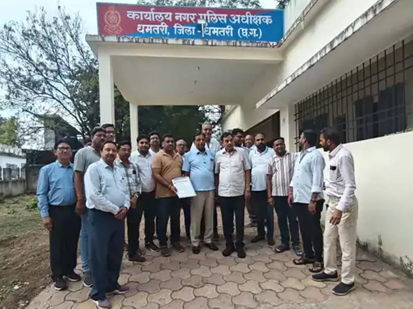 अग्रवाल समाज का आक्रोश: नामजद FIR दर्ज करने की उठी मांग अग्रवाल समाज का आक्रोश: नामजद FIR दर्ज करने की उठी मांग