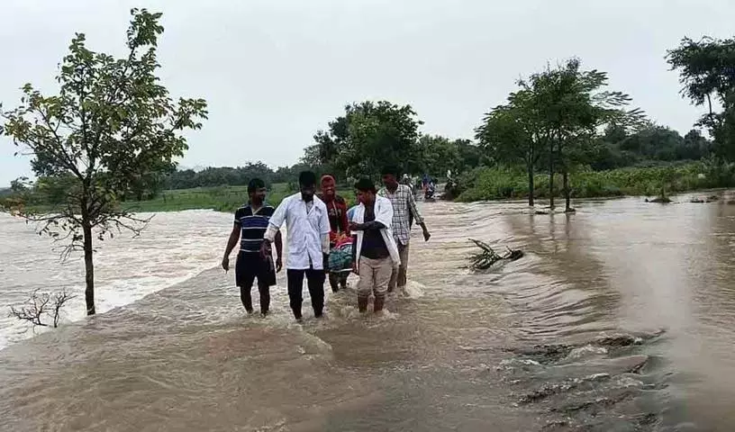 प्रसव पीड़ा से कराह रही एक महिला को बाढ़ में नाले के पार ले जाया गया प्रसव पीड़ा से कराह रही एक महिला को बाढ़ में नाले के पार ले जाया गया