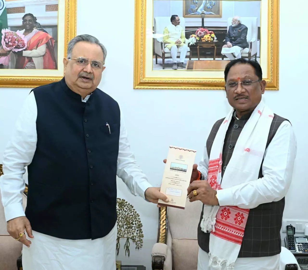 मुख्यमंत्री विष्णुदेव साय को डॉ. रमन सिंह ने नवीन विधानसभा भवन के लोकार्पण समारोह में शामिल होने का दिया आमंत्रण मुख्यमंत्री विष्णुदेव साय को डॉ. रमन सिंह ने नवीन विधानसभा भवन के लोकार्पण समारोह में शामिल होने का दिया आमंत्रण