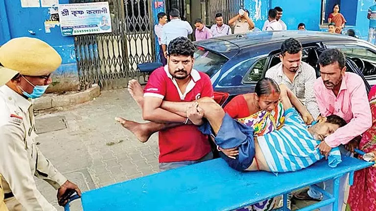 Raiganj में ट्रॉली न मिलने से मरीज की मौत Raiganj में ट्रॉली न मिलने से मरीज की मौत