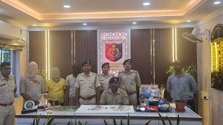 Trinamool नेता का भाई आग्नेयास्त्रों के साथ गिरफ्तार, पुलिस ने हिरासत से इनकार किया Trinamool नेता का भाई आग्नेयास्त्रों के साथ गिरफ्तार, पुलिस ने हिरासत से इनकार किया