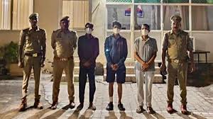 Pilot ऋण विवाद को लेकर पूर्व सहकर्मी और चार अंगरक्षकों ने उस पर हमला किया