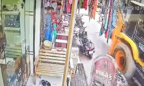 भरे बाजार में मौत बनकर दौड़ी JCB, सीसीटीवी फुटेज वायरल
