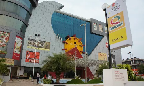 रायपुर में कलर्स मॉल के बाहर लूट की वारदात, बाइक में थे बदमाश