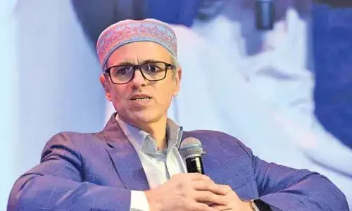 CM Omar ने कश्मीर मैराथन के सामान का अनावरण किया
