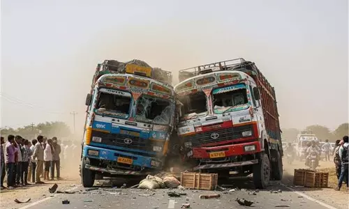 Uttar Pradesh: दो ट्रकों की टक्कर में 3 लोगों की मौत,मची अफरा-तफरी Uttar Pradesh: दो ट्रकों की टक्कर में 3 लोगों की मौत,मची अफरा-तफरी