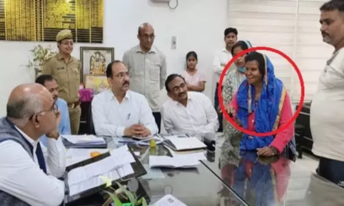 कलेक्टर ने रो रहे बुजुर्ग दंपति की खुशियां लौटाई, बेटे ने निकाल दिया था घर से कलेक्टर ने रो रहे बुजुर्ग दंपति की खुशियां लौटाई, बेटे ने निकाल दिया था घर से