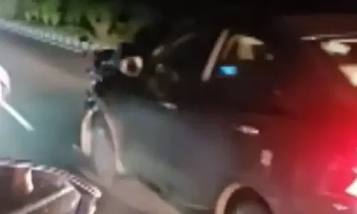कार ने 2 KM तक बाइक सवार को घसीटा, ड्राइवर गिरफ्तार कार ने 2 KM तक बाइक सवार को घसीटा, ड्राइवर गिरफ्तार