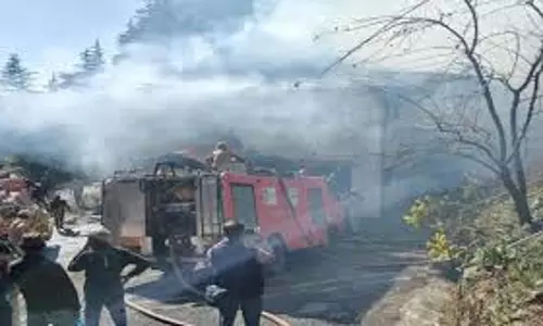Shimla: पेट्रोल पंप के साथ भवन में भड़की आग, लाखों का नुकसान Shimla: पेट्रोल पंप के साथ भवन में भड़की आग, लाखों का नुकसान
