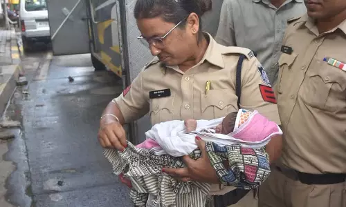 Indore : सरवटे बस स्टैंड पर एक कपल ने नवजात बच्चे को बस में छोड़ दिया
