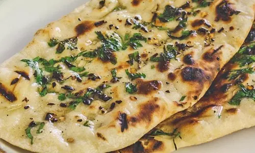 Chili Cheese Naan : इसका स्वाद देता है अलग ही मजा Chili Cheese Naan : इसका स्वाद देता है अलग ही मजा