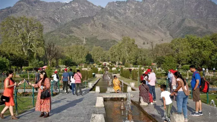 Srinagar: कश्मीर टूरिज्म ने बनाया रिकॉर्ड, दो साल में 4 करोड़ विजिटर्स Srinagar: कश्मीर टूरिज्म ने बनाया रिकॉर्ड, दो साल में 4 करोड़ विजिटर्स