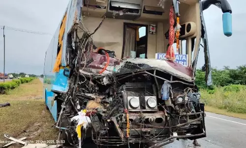 Odisha : बालासोर में यात्री बस और ट्रक की टक्कर में दो लोगों की मौत, कई घायल Odisha : बालासोर में यात्री बस और ट्रक की टक्कर में दो लोगों की मौत, कई घायल
