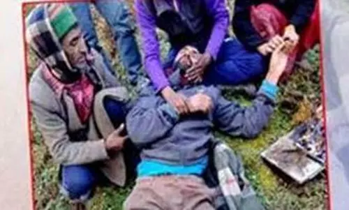 Uttarkashi: अचानक पेड़ से गिरा युवक, घायल Uttarkashi: अचानक पेड़ से गिरा युवक, घायल