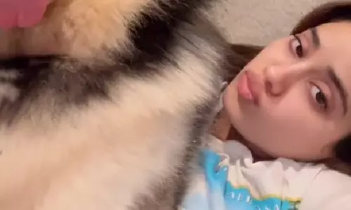 Janhvi Kapoor अपने पालतू हस्की के साथ खेलती दिखीं