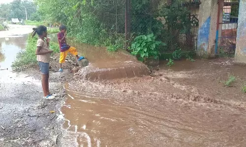 Cyclone Montha के कारण ओडिशा के गजपति में भारी बारिश हुई, सड़क संपर्क प्रभावित हुआ Cyclone Montha के कारण ओडिशा के गजपति में भारी बारिश हुई, सड़क संपर्क प्रभावित हुआ