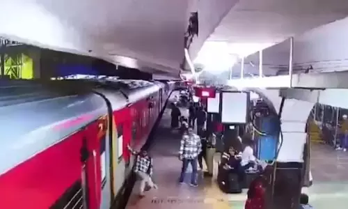चलती ट्रेन से उतर रहा था, पटरी के नीचे गया, जान बचाने दौड़े रेलवे स्टेशन में मौजूद यात्री चलती ट्रेन से उतर रहा था, पटरी के नीचे गया, जान बचाने दौड़े रेलवे स्टेशन में मौजूद यात्री