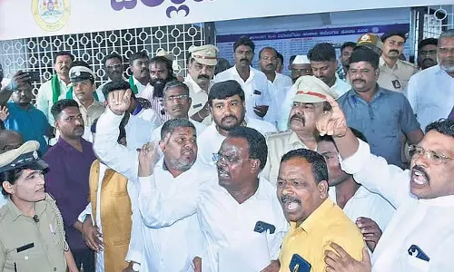 RSS मार्च पर चर्चा के लिए बुलाई गई शांति बैठक हंगामे में बदल गई, अफरा-तफरी मच गई