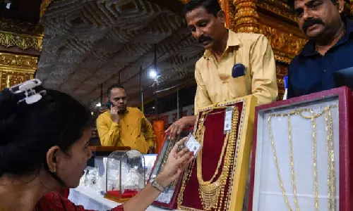 वैश्विक धारणा कमजोर होने से सोने की कीमतें 3,000 रुपये प्रति 10 ग्राम से अधिक गिर गईं वैश्विक धारणा कमजोर होने से सोने की कीमतें 3,000 रुपये प्रति 10 ग्राम से अधिक गिर गईं