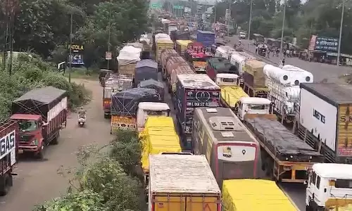 नागपुर में भारी जाम, कर्जमाफी की मांग पर सड़क में उतरे किसान नागपुर में भारी जाम, कर्जमाफी की मांग पर सड़क में उतरे किसान