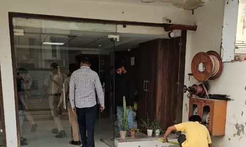 Karnal में म्यूजिक कंपनी के दफ्तर पर 30 से ज्यादा गोलियां चलने से अल्फा सिटी में दहशत Karnal में म्यूजिक कंपनी के दफ्तर पर 30 से ज्यादा गोलियां चलने से अल्फा सिटी में दहशत
