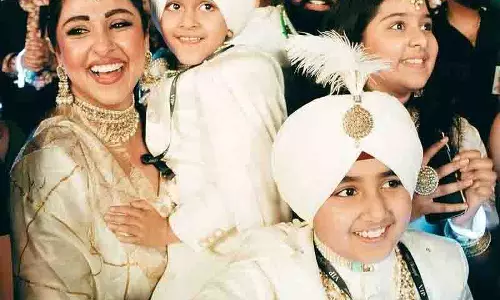 Diljit Dosanjh के सिडनी कॉन्सर्ट में परिवार ने बटोरी सुर्खियां, मेट गाला लुक को किया रीक्रिएट Diljit Dosanjh के सिडनी कॉन्सर्ट में परिवार ने बटोरी सुर्खियां, मेट गाला लुक को किया रीक्रिएट