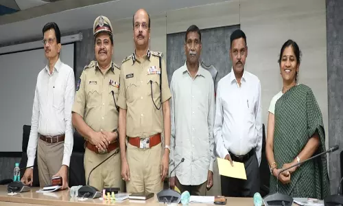 Telangana DGP के समक्ष दो माओवादी नेताओं ने आत्मसमर्पण किया