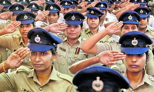 एक टोपी जो एक कहानी बताती है: कर्नाटक पुलिस की वर्दी का शाही से आधुनिक विकास एक टोपी जो एक कहानी बताती है: कर्नाटक पुलिस की वर्दी का शाही से आधुनिक विकास