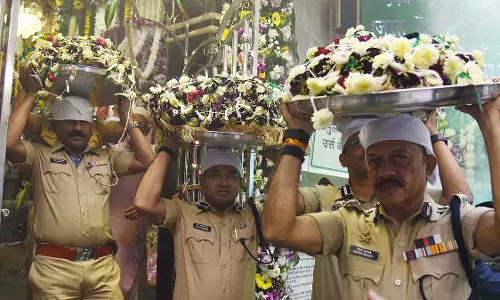 Mumbai पुलिस कमिश्नर देवेन भारती ने रहमान शाह बाबा दरगाह में सालाना संदल सेरेमनी की अगुवाई की Mumbai पुलिस कमिश्नर देवेन भारती ने रहमान शाह बाबा दरगाह में सालाना संदल सेरेमनी की अगुवाई की