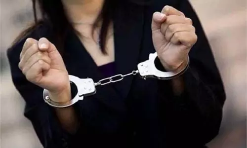 Jammu-Kashmir : पुलिस की कार्रवाई, महिला तस्कर गिरफ्तार Jammu-Kashmir : पुलिस की कार्रवाई, महिला तस्कर गिरफ्तार