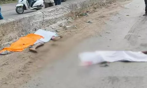 बाइक सवार 4 लोग गिरे, ट्रक ने कुचला