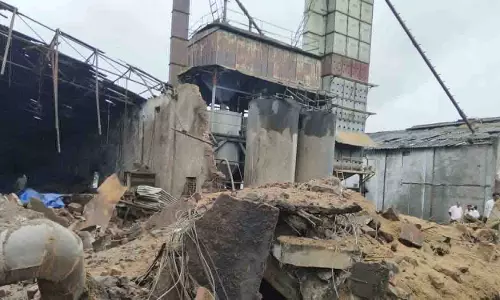 Peddapalli चावल मिल में बॉयलर विस्फोट से दो लोग घायल Peddapalli चावल मिल में बॉयलर विस्फोट से दो लोग घायल