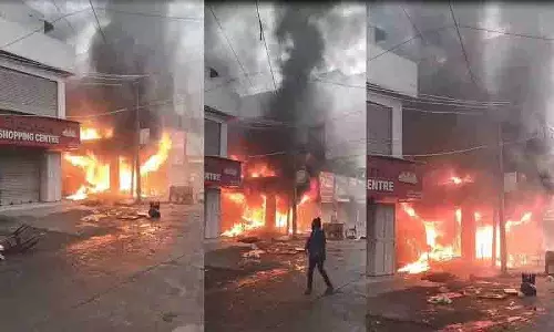 Karimnagar में टावर सर्कल के पास कपड़े के शोरूम में लगी आग