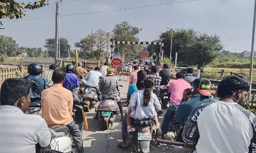 Anekal : रेलवे गेट के पास सार्वजनिक जुलूस Anekal : रेलवे गेट के पास सार्वजनिक जुलूस