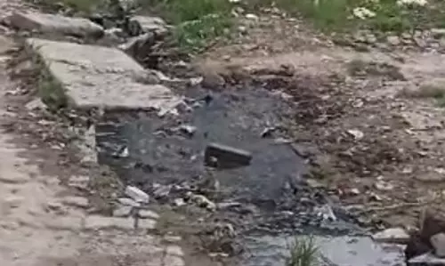 Bareilly: नाली निर्माण की मांग तेज, महिलाओं ने जताया रोष Bareilly: नाली निर्माण की मांग तेज, महिलाओं ने जताया रोष