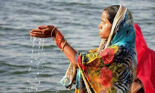 Bareilly: सूर्य उपासना का पर्व छठ सम्पन्न, व्रतियों ने किया अर्घ्यदान Bareilly: सूर्य उपासना का पर्व छठ सम्पन्न, व्रतियों ने किया अर्घ्यदान