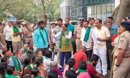 सरजापुर भूमि अधिग्रहण की निंदा: किसानों ने KIADB कार्यालय के सामने विरोध प्रदर्शन किया