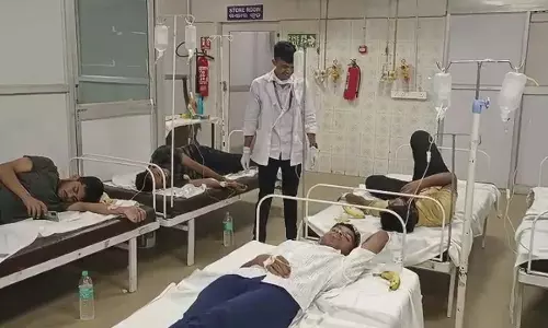 रेवेनशॉ यूनिवर्सिटी के 16 हॉस्टल स्टूडेंट्स को फूड पॉइज़निंग के शक में अस्पताल में भर्ती कराया गया