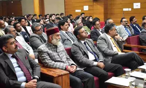 Himachal: पूर्व मुख्य न्यायाधीश ने कहा, हम भारत के लोग संविधान की नींव रखते हैं Himachal: पूर्व मुख्य न्यायाधीश ने कहा, हम भारत के लोग संविधान की नींव रखते हैं