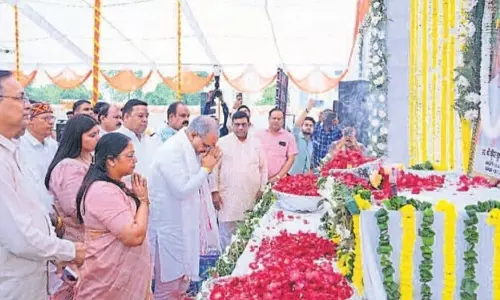 Bareilly: कुंवर सुभाष पटेल की पुण्यतिथि पर उमड़ा जनसैलाब, नेताओं ने किया नमन