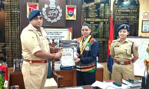 Bareilly: महिला पुलिसकर्मी वंदना को एसएसपी का सम्मान Bareilly: महिला पुलिसकर्मी वंदना को एसएसपी का सम्मान