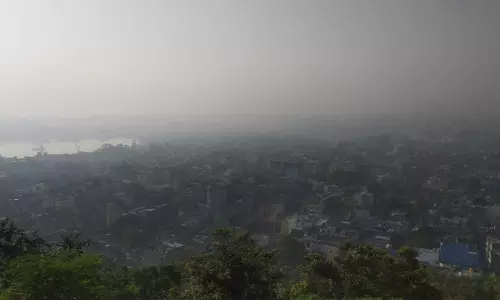 Bareilly: अचानक बदलते मौसम से बढ़ी सर्द हवाएं, सुबह होगी धुंधली Bareilly: अचानक बदलते मौसम से बढ़ी सर्द हवाएं, सुबह होगी धुंधली