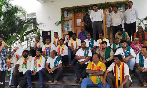 DCM डीके शिवकुमार अपने निर्वाचन क्षेत्र को भूल गए: नगर परिषद कार्यालय के सामने विरोध प्रदर्शन DCM डीके शिवकुमार अपने निर्वाचन क्षेत्र को भूल गए: नगर परिषद कार्यालय के सामने विरोध प्रदर्शन