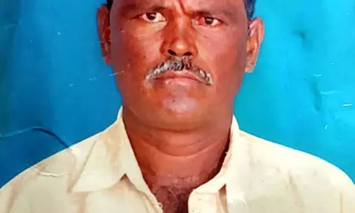 Channapatna : एक किसान खेत में बिजली के तार पर पैर रखने से मर गया Channapatna : एक किसान खेत में बिजली के तार पर पैर रखने से मर गया