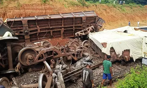 मालगाड़ी हुई बेपटरी, ट्रैक के अगल-बगल बिखरी 10 बोगियां